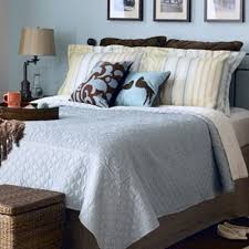 Ten en cuenta que muchos de los muebles que ofrece esta empresa tienen rueditas debajo, por lo que pueden ser movidos de un lugar a otro sin problemas. Decoracion Dormitorio Matrimonial Celeste Y Marron Casa Web