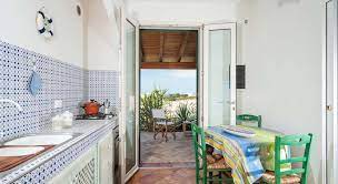 Il blu vacanze residence offre appartamenti climatizzati con vista sul mare o sul giardino, a 150 metri dalla spiaggia libera di sabbia e a 10 minuti a piedi dal centro di favignana. Appartamenti Tramonto Sul Mare A Favignana Da 30 A 70 A Persona