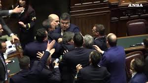 Oggi voto di fiducia sulla manovra. Manovra Caos Alla Camera Oggi Il Voto Di Fiducia Video Alto Adige