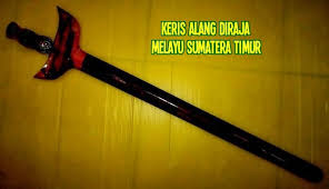 It symbolizes greatness and power. Pedang Keris Panjang Dan Sundang Diraja 3 Senjata Tradisional Lampung Warisan Leluhur Kerajaan Keris Panjang Diraja Adalah Keris Kerajaan Dan Merupakan Tanda Kebesaran Dan Kekuasaan Bayang