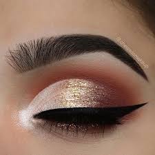 Der matte, orangerote lippenstift wirkt frisch und . Die Coolsten Make Up Trends