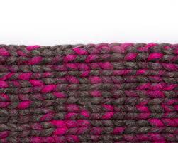 Wenn sie mehr farbe ins spiel bringen wollen, werden ihnen unsere schonend gefärbten teppiche in unterschiedlichen. Dunkelgraues Und Fluoreszierendes Pink Wollteppiche Handgestrickt In Nepal