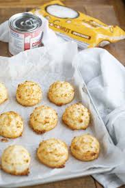 Coconut Macaroons Are Sweet And Chewy Made From Coconut Flakes Sweetened Condensed Milk Alm Coconut Cookies Recipes Coconut Macaroons Coconut Macaroons Easy