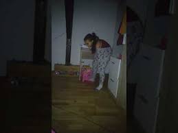 Celor doi li se alătură o fetiţă. Un Monstru In Casa Mea Youtube