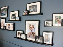 Bilderrahmen In Verschiedenen Grosse Auf Schwarzen Bilderboard Ordnen Graue Wa Bilderboard Bilderr Bild Leiste Familienzimmer Einrichtung Bilder Anordnen