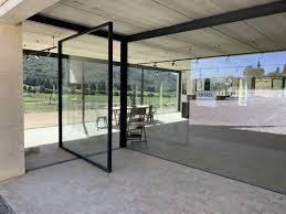 Les services de nuxi.fr, amélioration de l'habitat. Pivot Fenetre Minimaliste Sur Mesure A Ouverture Pivot Menuiserie Minimaliste Et Pose De Fenetre Haut De Gamme Marseille Paris Frame System