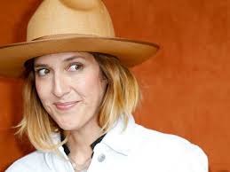 Rayonnante, Daphné Bürki prend la pose au bord de la piscine à  Saint-Jean-de-Luz ! (PHOTO)