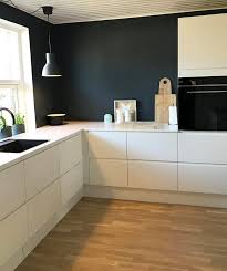 Lag Kontraster I Kjokkenet Ved A Male En Vegg Med An Annen Farge Aubokjokken Danskdesign Kjokken Kjokkendesign Leilighet Kjokken Kjokken Inspirasjon