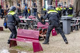 Au fost violențe ieșite din comun la amsterdam, principalul oraș al olandei, unde peste 2.000 de oameni au protestat față de restricțiile impuse din cauza pandemiei și față de guvernul demisionar. Scene Dramatice La Amsterdam Protestatari Sub Jeturi De ApÄƒ È™i CÄƒlcaÈ›i De Cai DupÄƒ Ce S Au IncÄƒierat Cu PoliÈ›ia