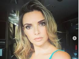 Nadine coyle (née le 15 juin 1985 à derry, en irlande du nord) est une chanteuse membre du groupe girls aloud. Nadine Coyle Reveals What Really Happened With Her Passport And Age During Popstars Rsvp Live