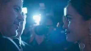 Raul insinua a Érica que deseja se casar com ela