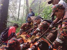 24 ogos 2013, team pendaki. Mayat Pendaki Ditemui Dibawa Turun