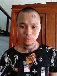 Hình xăm hoa trên ngực thể hiện sự mềm yếu của người con gái. Báº¯t Ten CÆ°á»›p Co Hinh XÄƒm Con Xe Tren Tran