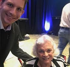 Carrie Custer's Instagram, Twitter & Facebook