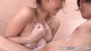 最脏的日本熟女头饰绫濑在浴室里送出奶子摇晃的吹气 - 湿 XXX 电影！