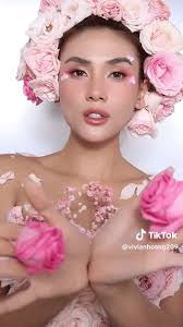 Võ Hoàng Yến mang cả vườn hoa bắt trend nhạc Jisoo