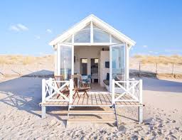 volgens onderzoek is kijken naar water gezond dus wat is er dan beter dan overnachten in een huisje op het strand heer strandhuisjes strandhutjes strandhuis