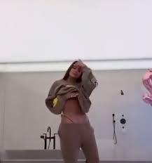 Khloe kardashian and daughter true don matching gold gowns. Khloe Kardashian Shows Unedited Body To Address Unauthorized Photo Release Cnn