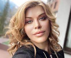 Home posts tagged loredana groza varsta. Loredana Groza Complet TransformatÄƒ Are Aproape 50 De Ani Dar Le DÄƒ ClasÄƒ PuÈ™toaicelor