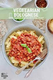 This Easy Vegan Bolognese Sauce Is Made With Crumbled Tempeh Nutritional Yeast And Flavourful Sp Vegetarian Freezer Meals Tasty Vegetarian Recipes Vegetarian