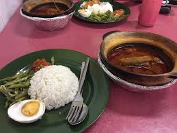 Ikan pari biasanya banyak dijual dalam bentuk asapan, dan memiliki bau sangat khas yang juga disebut ikan pe. Asam Pedas Claypot Tempat Menarik Di Melaka Untuk Pencari Makanan Saji My