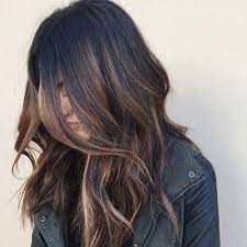 Berkulit gelap bukanlah masalah untuk memiliki warna rambut seperti mahogany; Cek 8 Inspirasi Warna Rambut Coklat Yang Paling Pas Untuk Kulitmu