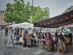 • faire pleuvoir les coups • pleuvoir comme vache qui pisse • pleuvoir des cordes • pleuvoir des hallebardes • pleuvoir à boire debout il dépense l'argent comme s'il en pleuvait. Reouverture Des Terrasses Jusqu A Quand Va T Il Pleuvoir A Lille Lille Actu