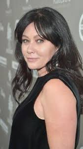 Shannen is married to photographer kurt iswarienko. Demi Sembuh Dari Kanker Shannen Doherty Kini Hanya Punya 1 Payudara