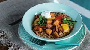 Le composer avec un moins une céréale (riz, quinoa, nouilles soba), une légumineuse (lentilles, pois chiche, haricot rouge), de la salade (mâche, roquette, pousse d'épinard) des légumes de saison crus ou juste saisies (chou rouge, endame, carotte), des fruits (pomme, mangue, raisin), des graines (sésame, graine de tournesol, noisettes, sarrasin) et de la sauce. Top Des Recettes Delicieuses Pour Cuisiner Les Legumineuses Zeste