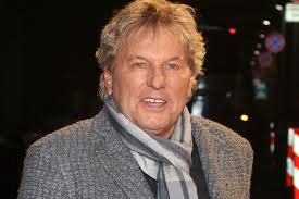 Traumstrände & Schlagerstars: Verona Pooth jettet mit Familie zum  Traumurlaub ...