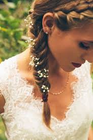 À la fois trop courts pour de belles longues tresses mais pas assez longs pour un beau chignon, tous les matins c'est la panique dans la salle de bains. Coiffure Mariage Simple Rapide Et Facile