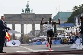Berlin Marathon 2014 28 Settembre Dennis Kipruto Kimetto Vittoria E Nuovo Record Del Mondo Con 2h 02 57 Maratona Berlino Vittoriano