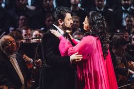 Анна нетребко и юсиф эйвазов. Anna Netrebko I Yusif Ejvazov Vystupyat Na Scene Dubajskoj Opery Aviamost