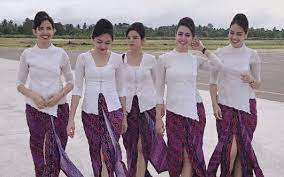 Pramugari lion air, evi rahmadani membantu menenangkan bayi yang terus menangis di pesawat. Pramugari Lion Air Instagram Pramugari Lion Air Sempat Telepon Keluarga Sebelum Terbang Jpnn Com
