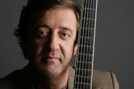 Rui veloso, considerado por muitos o pai do rock português, influenciou uma época de ouro e o aparecimentos de muitas bandas rock nos anos 80 e 90. 16 Melhor Ideia De Rui Veloso Rui Veloso Veloso Musica Portuguesa