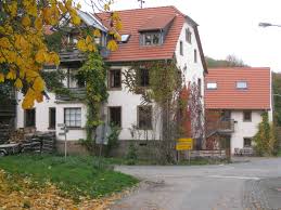 Diese formschöne gartenbank lädt vor jedem haus und hof zum ausruhen ein. Hof Am Weiher Ag