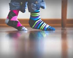 Talmente sentito da dedicargli la giornata mondiale dei calzini spaiati che si celebra da quattro anni il primo venerdì di febbraio, anche se l'edizione di quest'anno è stata spostata alla settimana prossima venerdì 10 febbraio. E La Giornata Mondiale Dei Calzini Spaiati Video Ecoseven