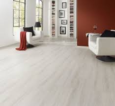 Linoleum Holzoptik 23 Elegante Interieurbeispiele Bodenbelage Fliesen Innendesign Zenideen Holzoptik Boden Vinyl Holzbadewanne