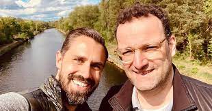 Auf dem digitalen parteitag der cdu im januar ist er zum vizevorsitzenden der partei gewählt worden. Auch Spahns Ehemann Hat Corona Queer De