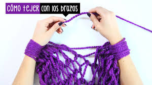 En este tutorial te muestro cómo hacer una bella bufanda tejida con las manos de forma muy fácil y rápida. Pin En Ideas