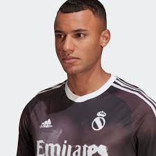 The result of a collaboration between adidas, pharrell williams and real madrid, this sports shirt has a modern design that symbolizes the greatness of the club, inspired by yohji yamamoto's dragon kit. Adidas Real Madrid Human Race Jersey Black Adidas Canada