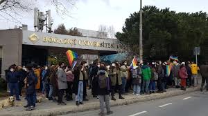 Lgbti̇ bayrağına, büyükelçilik binasında uluslararası homofobi, transfobi ve bifobi karşıtlığı günü i̇stanbul'da da benzer manzara. Bogazici Nde Polis Lgbti Bayragi Tasiyan Ogrencilere Saldirdi