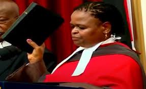 Lady adalet martha karambu koome bir kenyalı savunucusu ve i̇nsan hakları savunucusu olan, görevini başyargıcı'na kenya cumhuriyeti 21 mayıs. Martha Koome Sworn In As Chief Justice Video