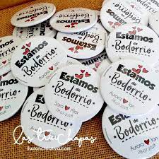 Si no quieres que tu detalle se quede en un cajón, regala a los invitados de tu gran día nuestras chapas de bodas. Comprar Chapas Personalizadas Para Bodas Estamos De Bodorrio Bodas