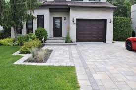 Actualiser La Facade De Cette Jolie Maison Etait Le Defi De L Architecte Paysagiste Qui A Con Driveway Design Garden Ideas Driveway Front Garden Ideas Driveway