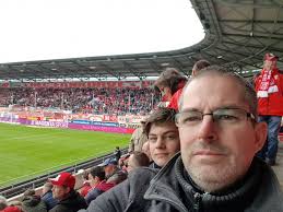 Bekijk meer ideeën over voetbal, logo's, watford fc. Bananenflanke Verhalen Over Het Duitse Voetbal Vader En Zoons Met Grote Liefde Voor Duits Voetbal