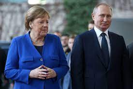 Einblicke in die arbeit der kanzlerin durch das objektiv der offiziellen fotografen. Trump Undermines Merkel As She Tries To Stand Up To Putin Bloomberg