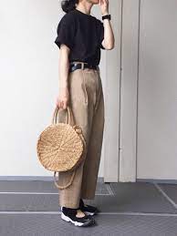 カジュアルなのにシック 黒トップス ベージュのワイドパンツ でつくる夏スタイル キナリノ 黒tシャツ レディース 夏服 ファッションスタイル