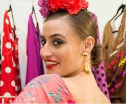 Cuatro formas de colocar el mantoncillo de flamenca