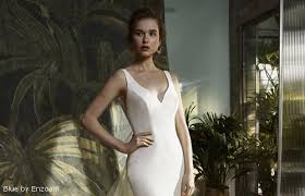 2017 in wien gegründet, entzücken die eleganten abendkleider der marke seitdem freunde gehobener abendmode. Brautmode Trend Puristische Brautkleider Weddix